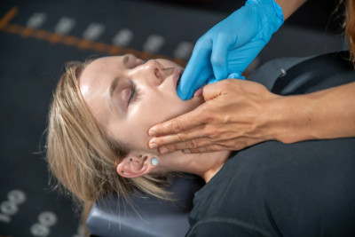 Behandlung im Kiefer- und Mundbereich bei liegendem Patienten.